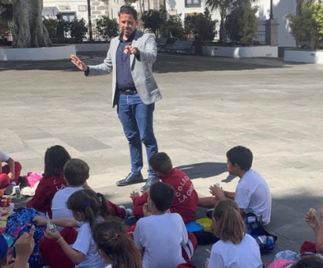 El alcalde Héctor Suárez compartió unos minutos con los pequeños (Foto TA)